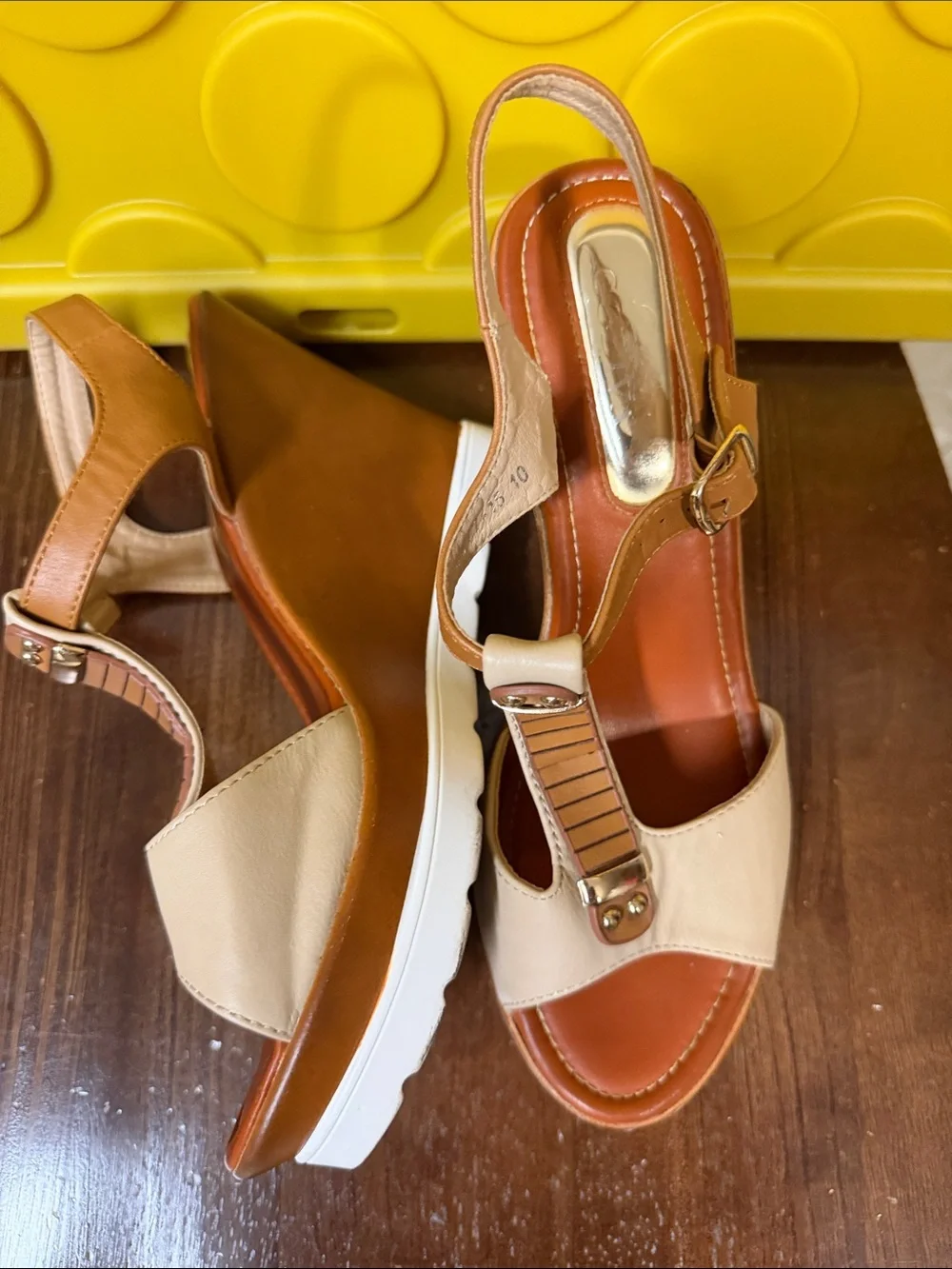 Godiva Women’s Tan and Cream Platform Wedge Sandals Size 10